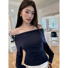 实拍2025秋冬新款设计露肩掐腰长袖T恤女气质百搭一字肩打底上衣