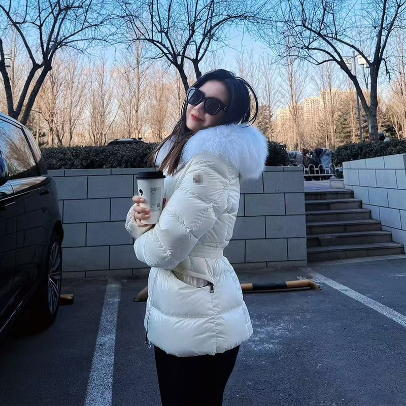Women's Slim-Fit down Jacket with Fox Fur Collar, Hooded, Waist-Cinching, Slimming, White Goose Down, Thickened, Warm Coat Women's Slim-Fit down Jacket with Fox Fur Collar, Hooded, Waist-Cinching, Slimming, White Goose Down, Thickened, Warm Coat