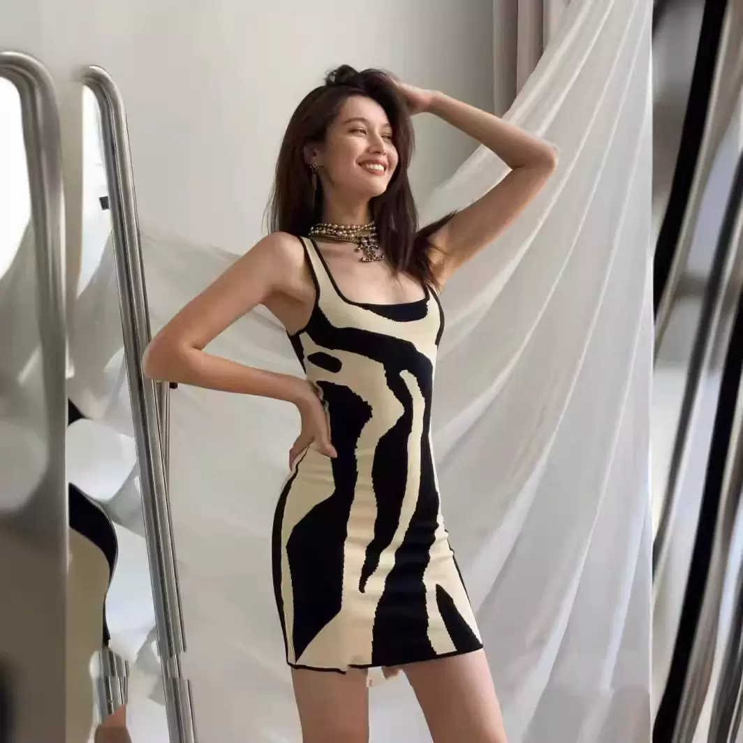斑马纹针织连衣裙女气质方领背带复古撞色背带裙修身短款吊带裙子