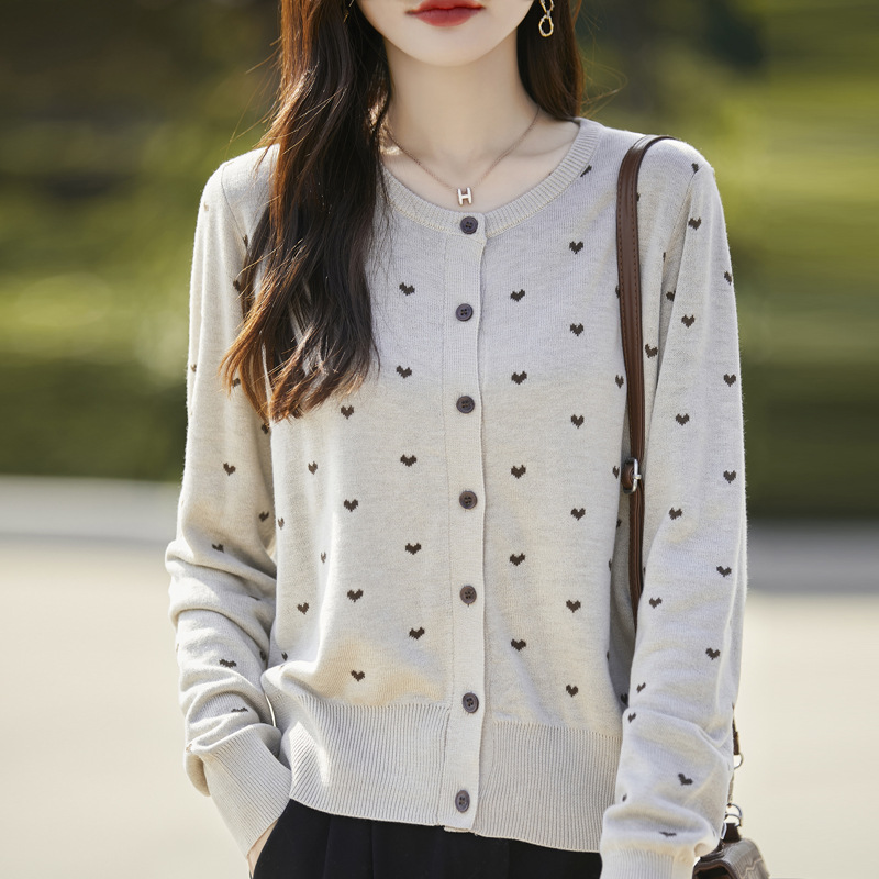 Spring retro design knitted sweater with a round collar