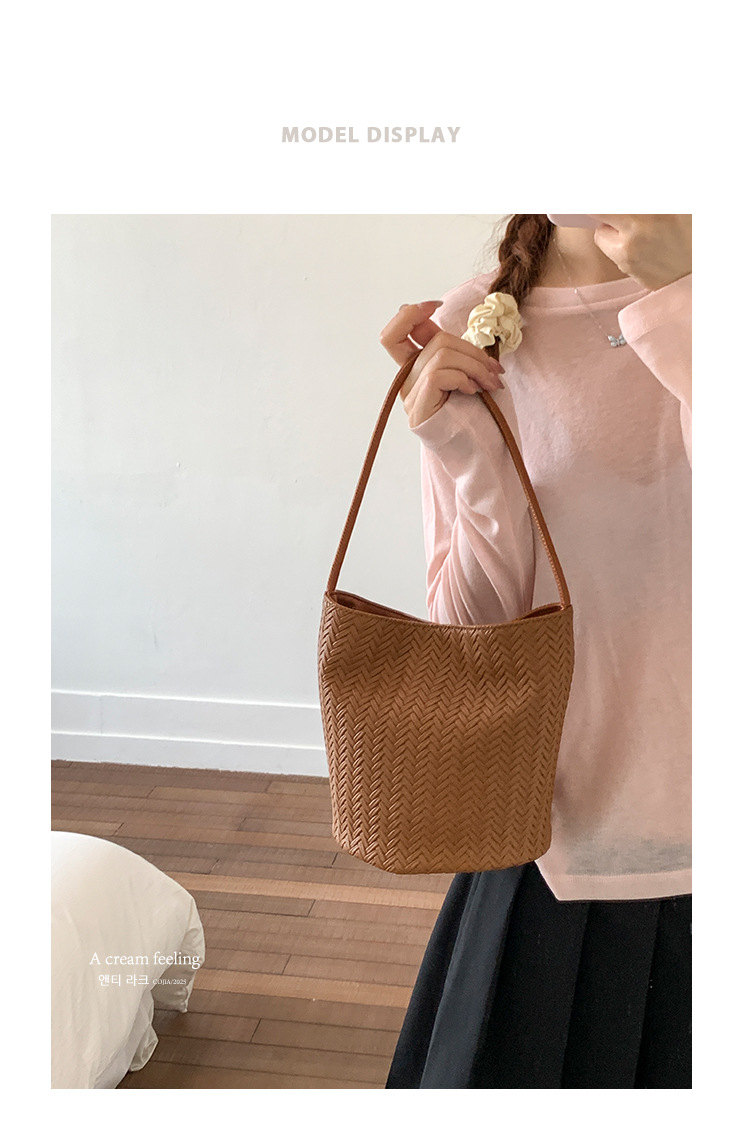 Trendy large-capacity woven bag, fashionable handbag, 2025 new style, versatile bucket bag, simple shoulder bag, underarm bag full figure