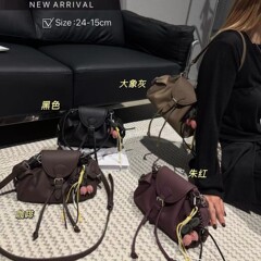 2025秋冬新款时尚复古拼色水桶包百搭网红爆款褶子云朵单肩斜挎包