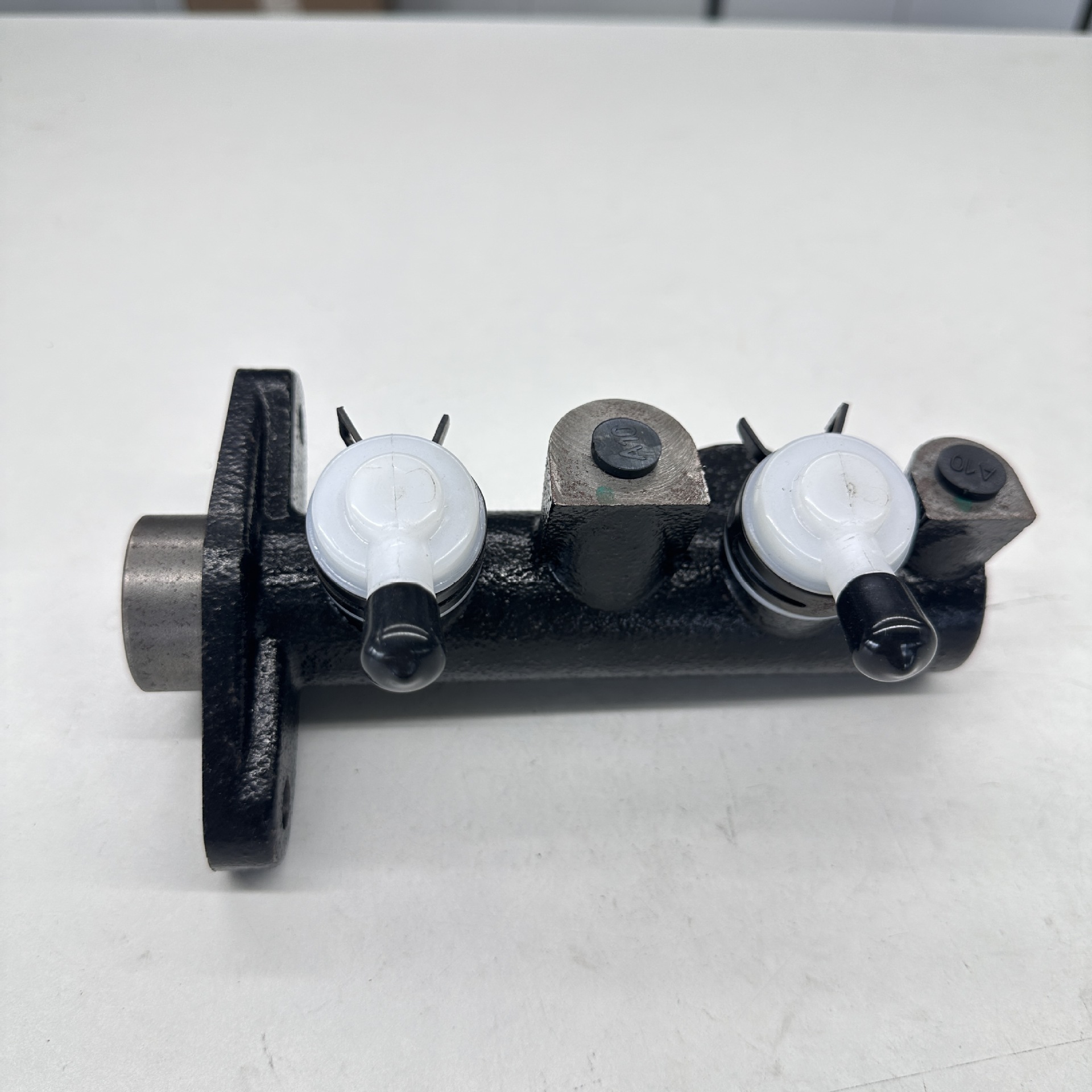 Suitable for Mitsubishi L300 1991-2003 Brake Master Cylinder Brake Master Cylinder Mb407063