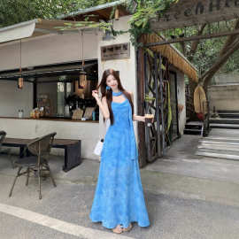 初夏气质度假风法式设计感扎染蓝色吊带连衣裙女2026夏季新款长裙