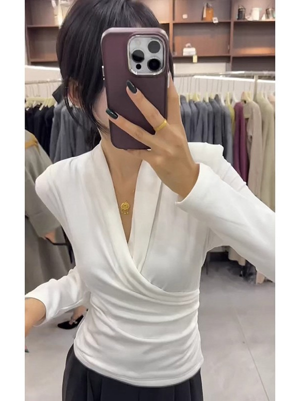 法式洋气别致V领小上衣女2025冬季新款纯色高级感显瘦打底衫T恤潮|undefined