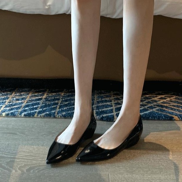 Versión de piel de oveja primavera y otoño francés negro aumento de altura interior zapatos de mujer punta zapatos planos zapatos de abertura ligera de mujer zapatos de viaje único