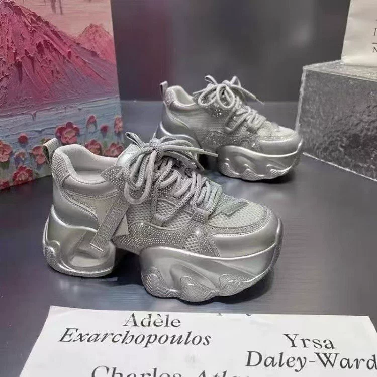 Туфли для папы, женская обувь 2025, весна и лето, новая версия повседневной модной универсальной студенческой обуви на толстой подошве с внутренней подъемом, женская обувь