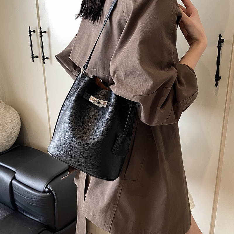 Bolsa de balde de invierno para mujeres, nuevo tipo de bolso de transporte público, bolso retro de hombro único, bolso de brazo de alta calidad, bolso de mujer casual