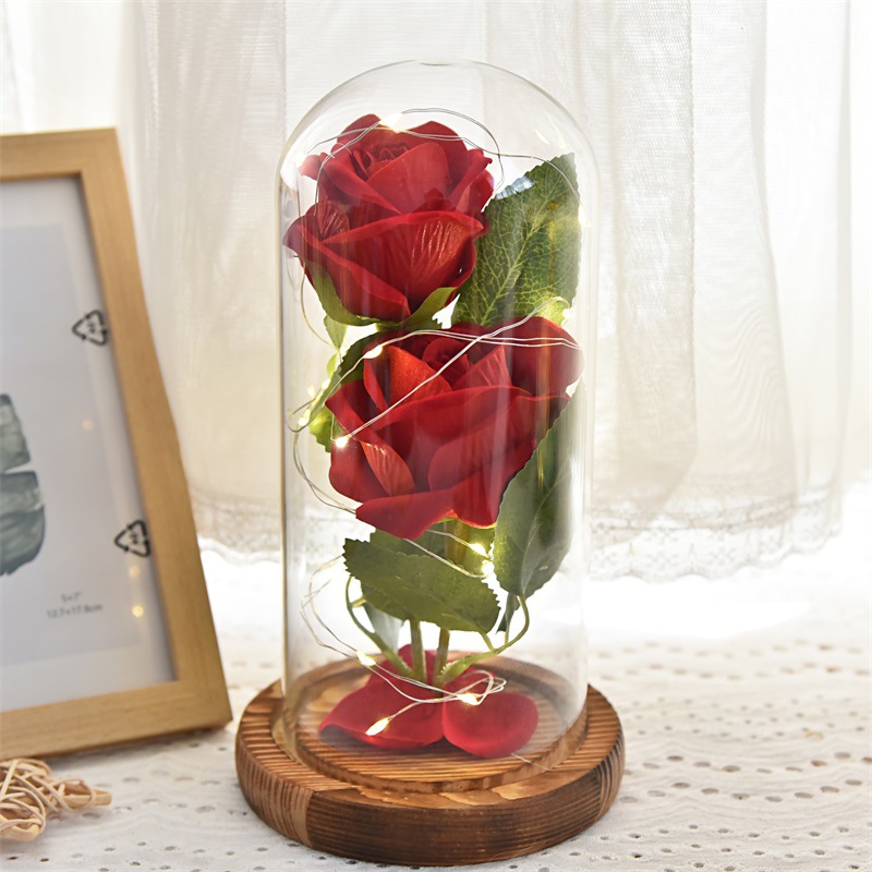 두 개의 빨간 장미 + 꽃잎 + 불타는 색상 기본 핑크 상자