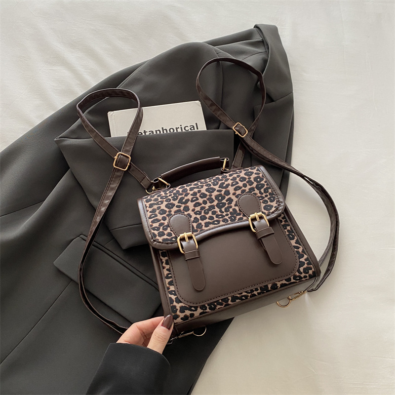 Este año, la popularidad de la mochila de nicho para mujeres 2024 nuevo color de contraste, mochila versátil, mochila de alta calidad, mochila pequeña.