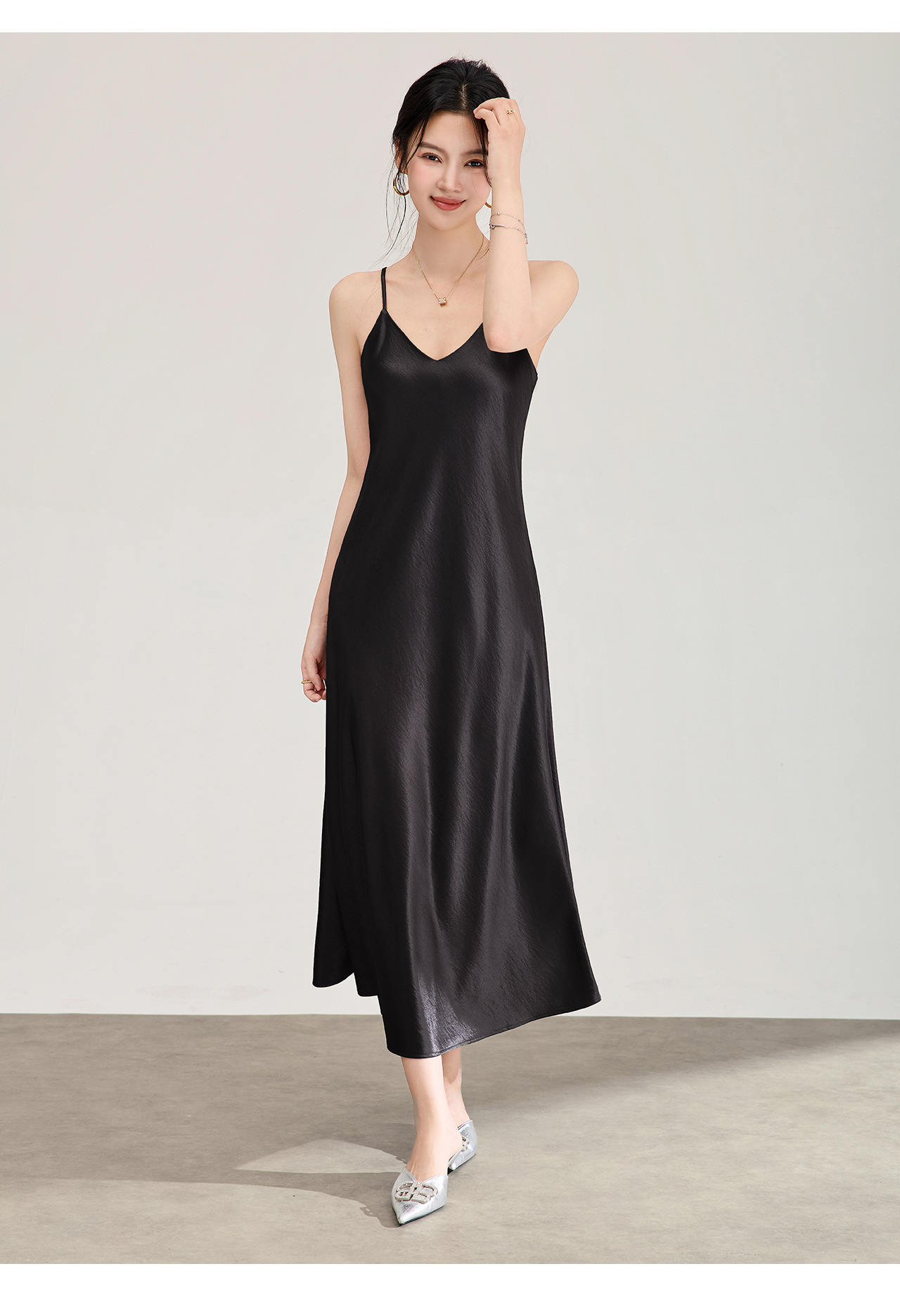 Đầm maxi nữ satin dáng suông, cổ yếm dây mảnh, thiết kế xéo cạnh — màu đen chi tiết 22