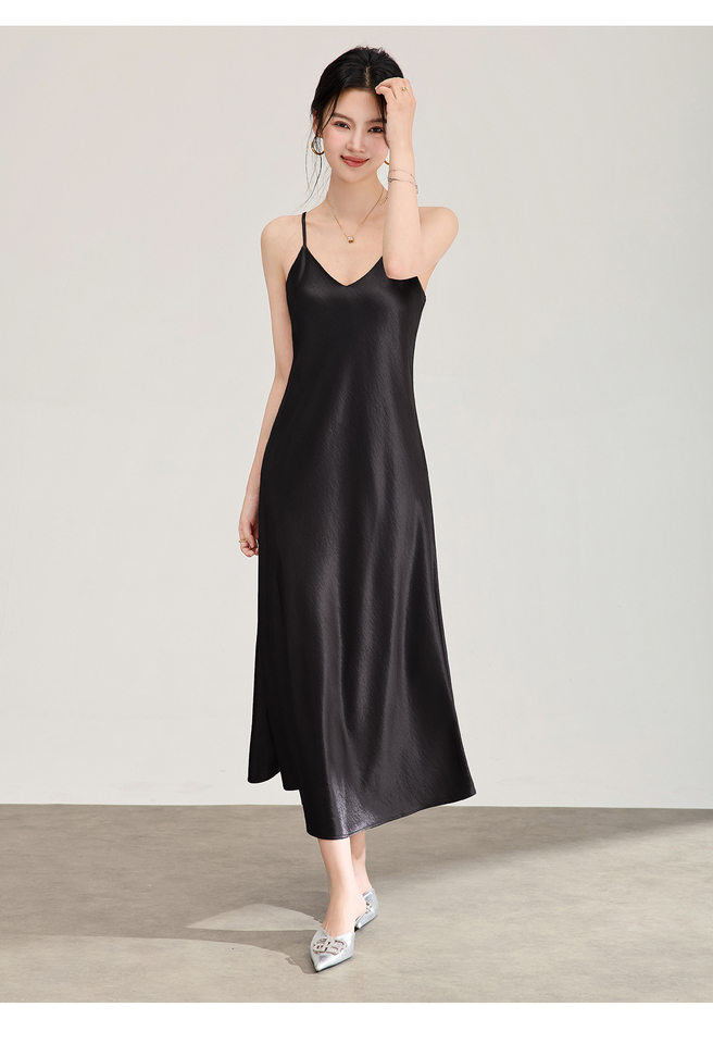 Đầm maxi nữ satin dáng suông, cổ yếm dây mảnh, thiết kế xéo cạnh — màu đen chi tiết 22