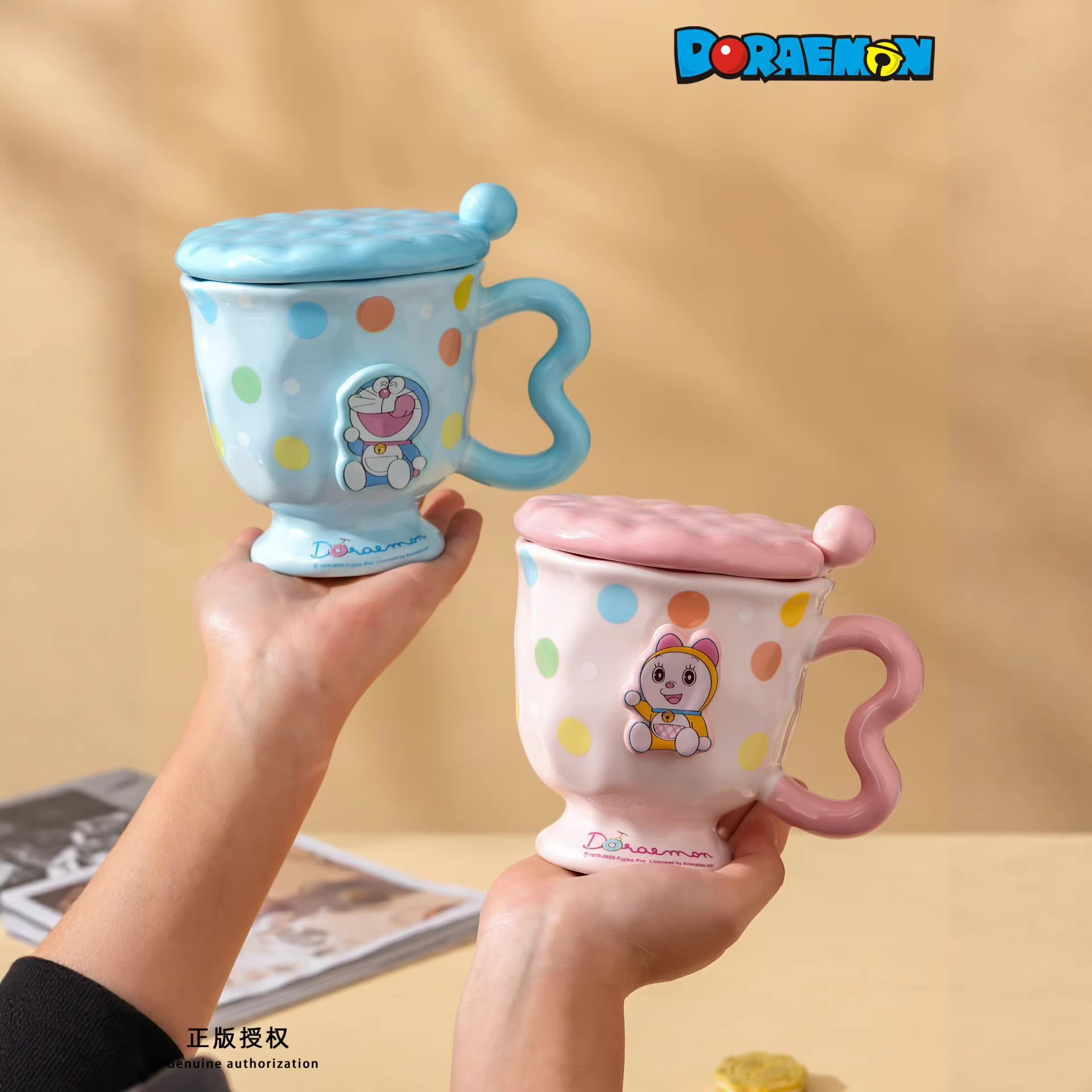 Creativo encantador relieve Doraemon taza de cerámica de alto valor de mano regalo taza de agua taza de pie alto con cubierta cuchara