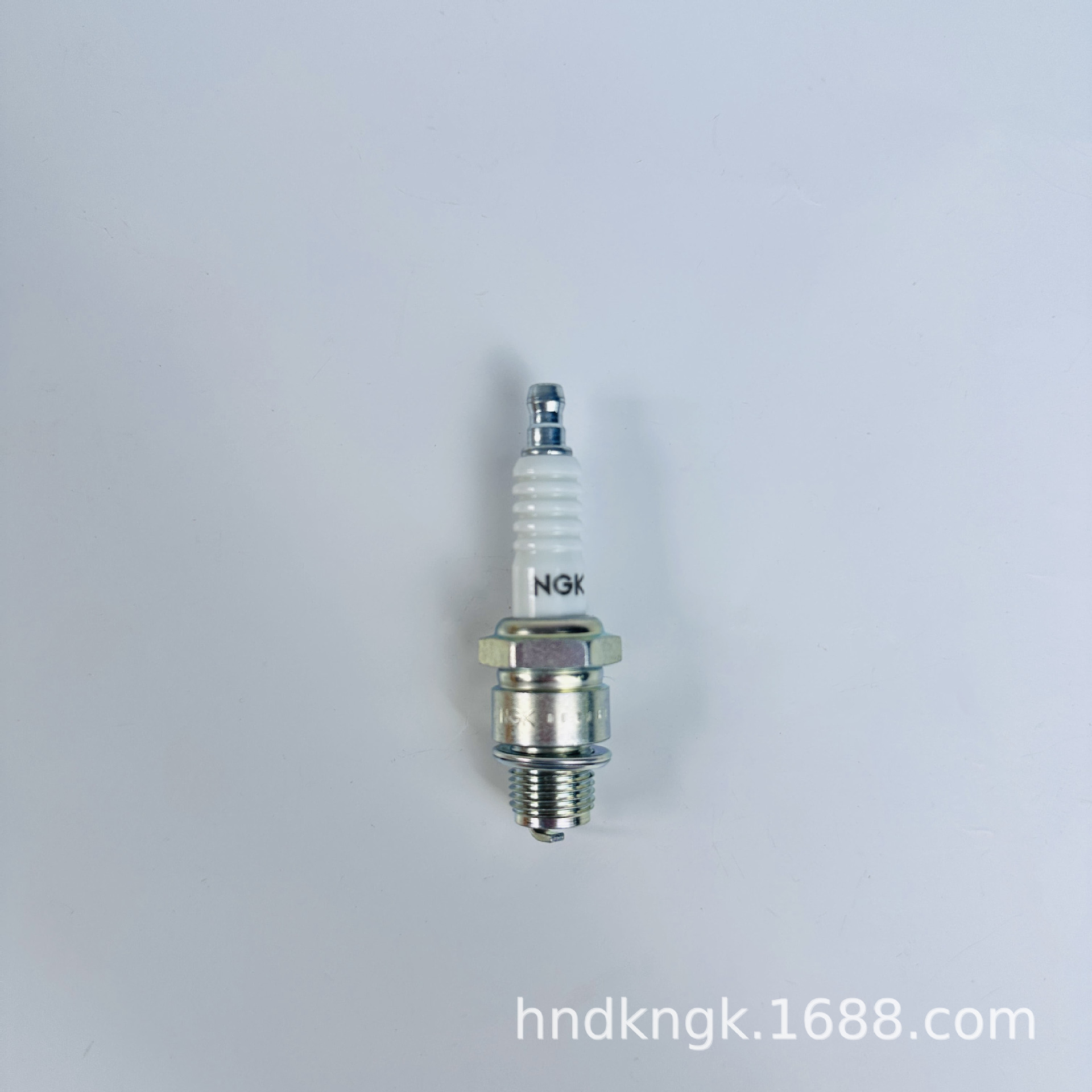 Ngk Spark Plug B8Hs-10 【7637】 Is Suitable for Suzuki Tohatsu Mercury Yamaha 2-Stroke Boats
