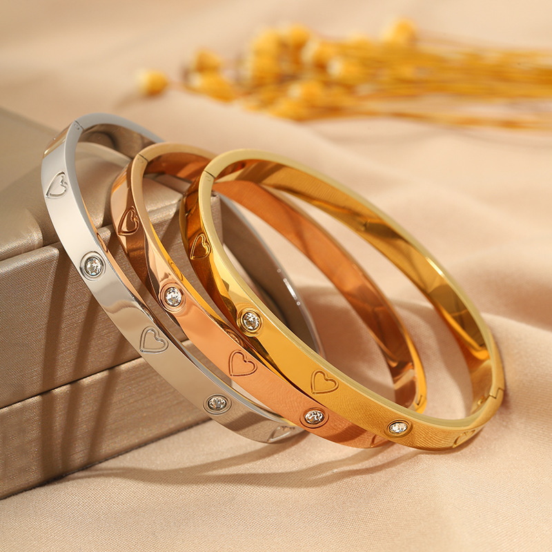 Pulsera clásica con forma de corazón y diamantes incrustados, resistente a la decoloración, para niñas, de alta gama, lujo ligero, a la moda, pulsera de acero de titanio, joyería superventas transfronteriza. image 6