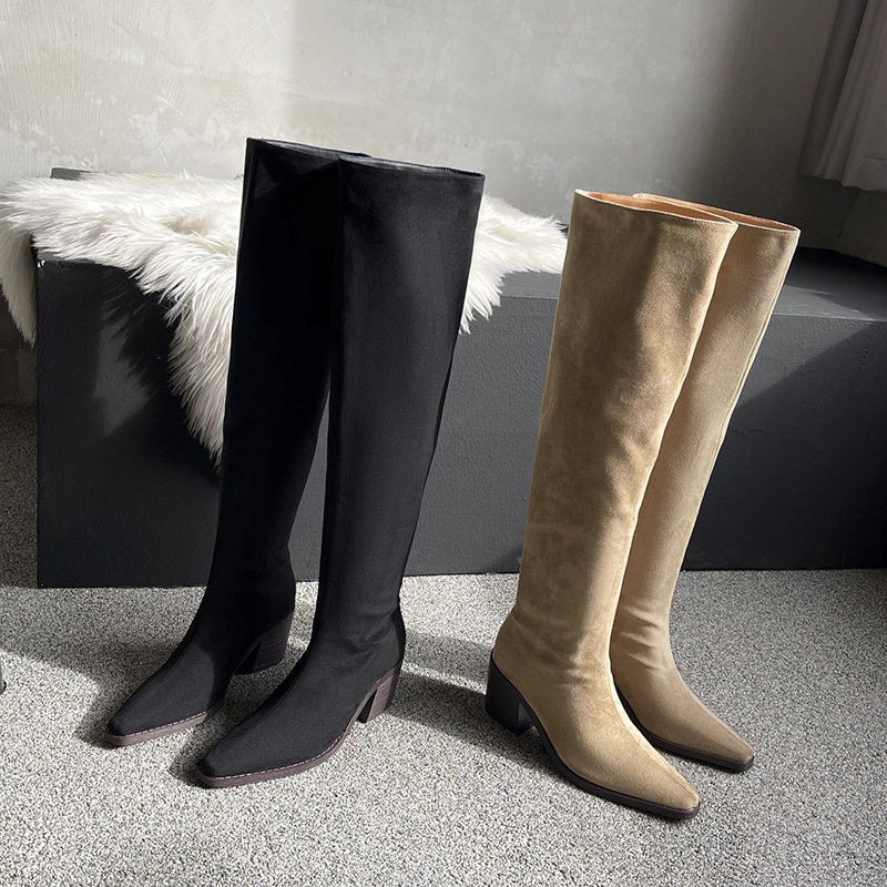 Bốt nữ cao cổ gót chunky mũi vuông, ống rộng xếp nếp phong cách Tây, gót 6–8 cm — quần kaki, đen