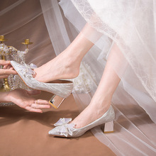 粗跟婚鞋女主婚纱秀禾两穿2024年季新款新娘鞋银色尖头高跟伴娘鞋