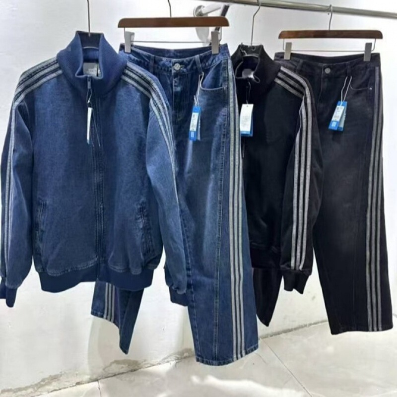 Spring and autumn vintage three-stripe embroidered logo stand-up collar denim jacket for men and women, loose-fitting jacket, jeans, and wide-leg pants Spring and autumn vintage three-stripe embroidered logo stand-up collar denim jacket for men and women, loose-fitting jacket, jeans, and wide-leg pants