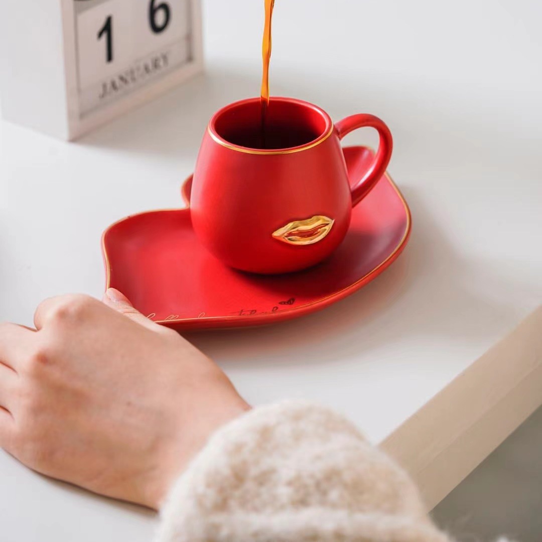 Nórdico té de la tarde taza de café y plato conjunto de regalos personales con cuchara de oro dibujado dulces taza de agua de cerámica taza de marca
