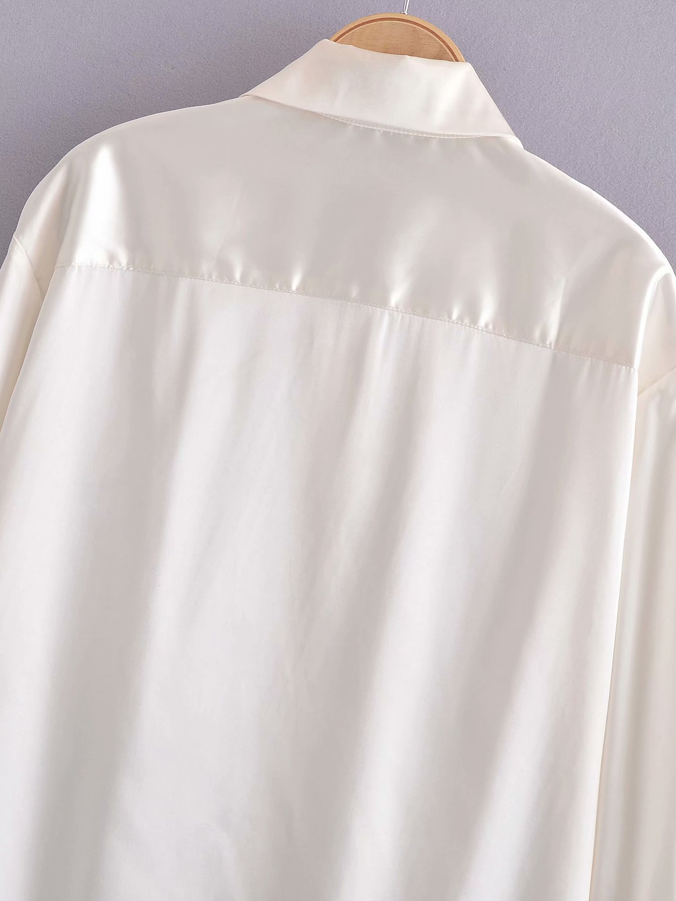 camisa blanca suelta con textura de satén de seda NSAM47466