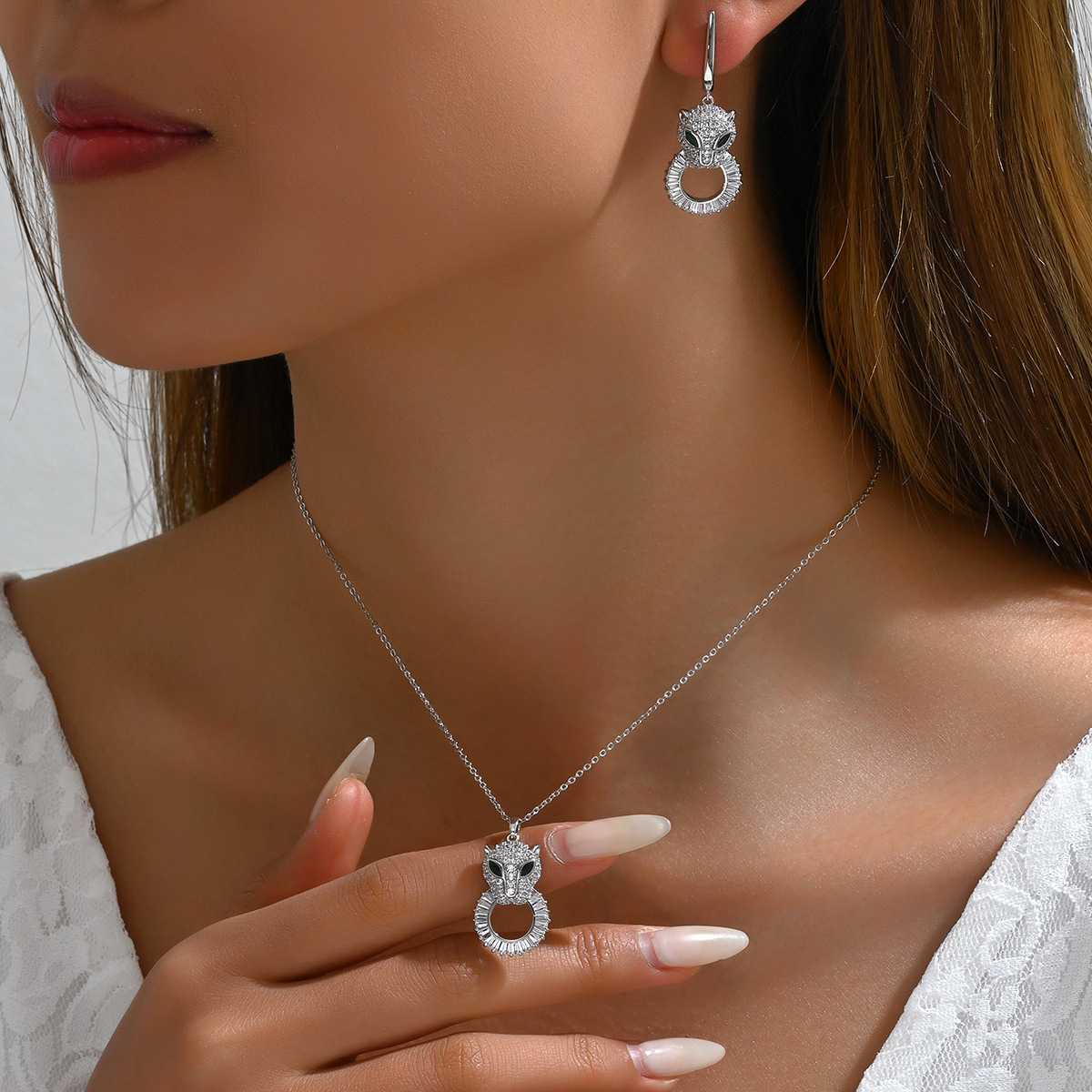 Collier Avec Pendentif Tête De Léopard Et Zircons Pour Femme_voghion.com