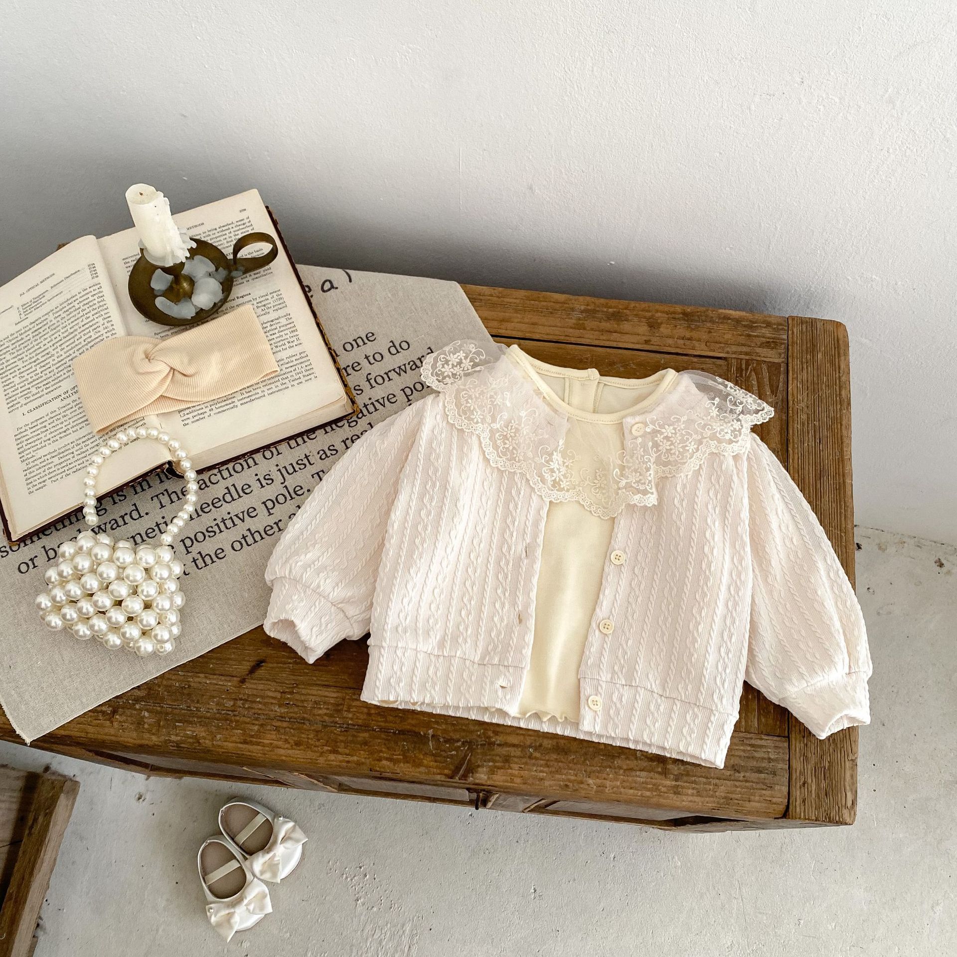 Jesenski set od tri dijela za djevojčice 2024. s čipkastom majicom s ovratnikom, mrežastim hlačama i jednobojnim žakard kaputom, Taken_voghion.com