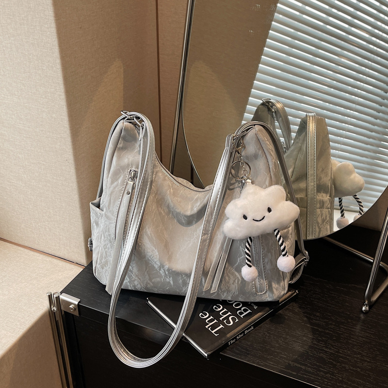 펜던트가 달린 실버