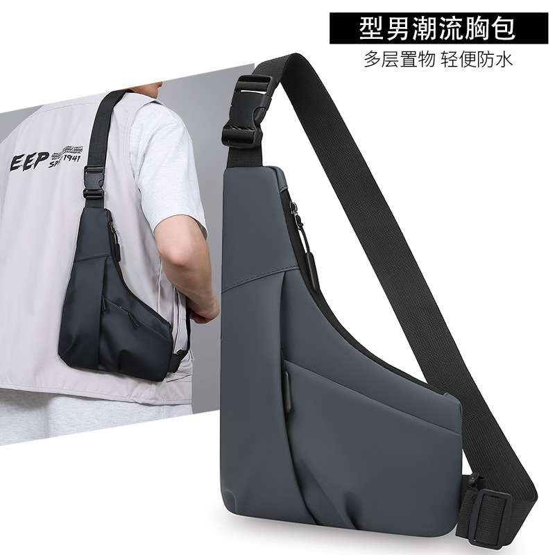 Bolso triangular ajustado ligero para hombre de nuevo estilo, textura de película simple, bolso de mensajero de un solo hombro, bolso de pecho portátil casual fresco de moda