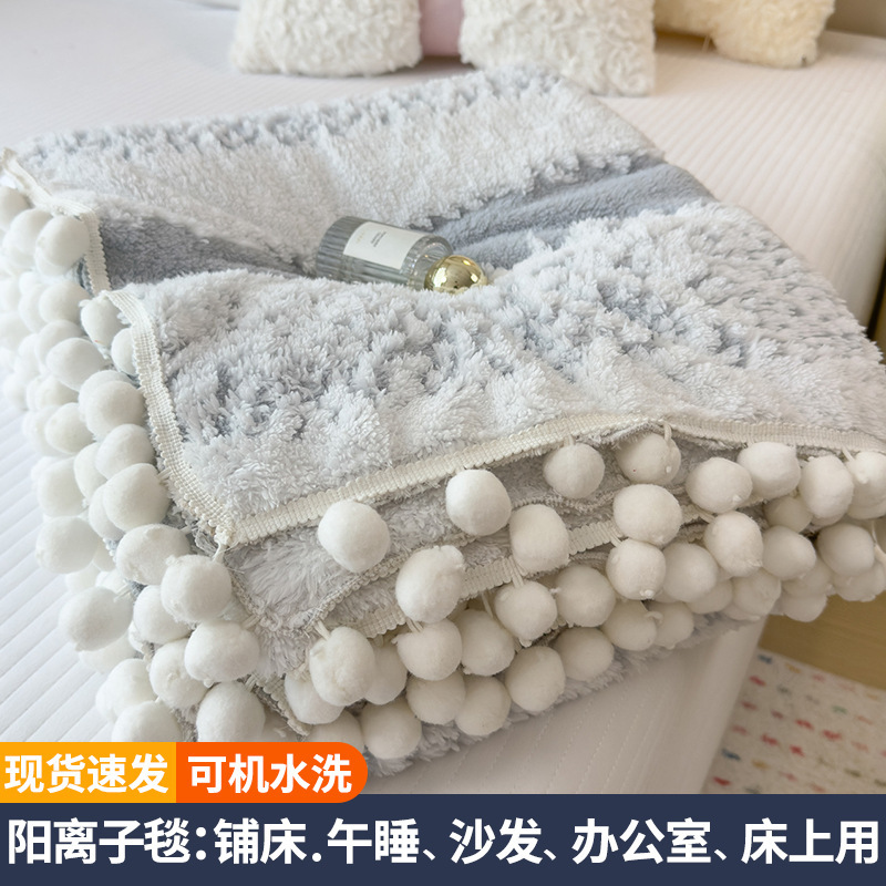 Luz de lujo catiónico jacquard agujero torre de cordero calentamiento siesta de niños manta de doble capa manta de oficina