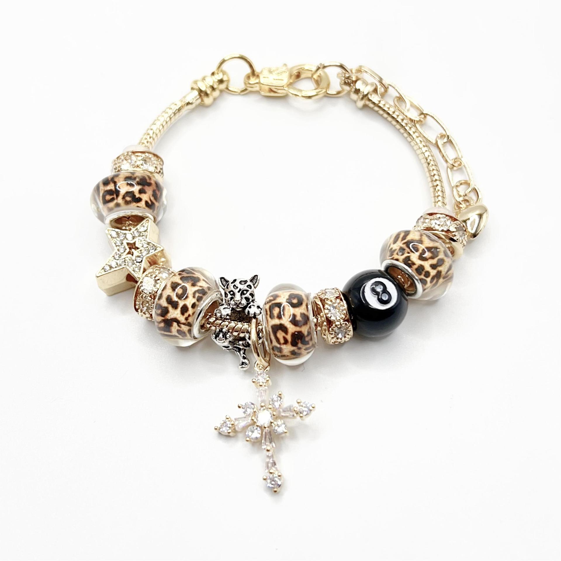 春夏の新型の小清新で甘い少女風のストライプの花の愛の蝶の数珠のブレスレットの透かし彫りのダイヤモンドの手の串