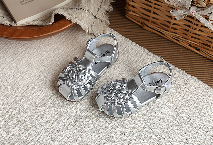 Flicksandaler med stängd tå som andas för sommar och strand_voghion.com