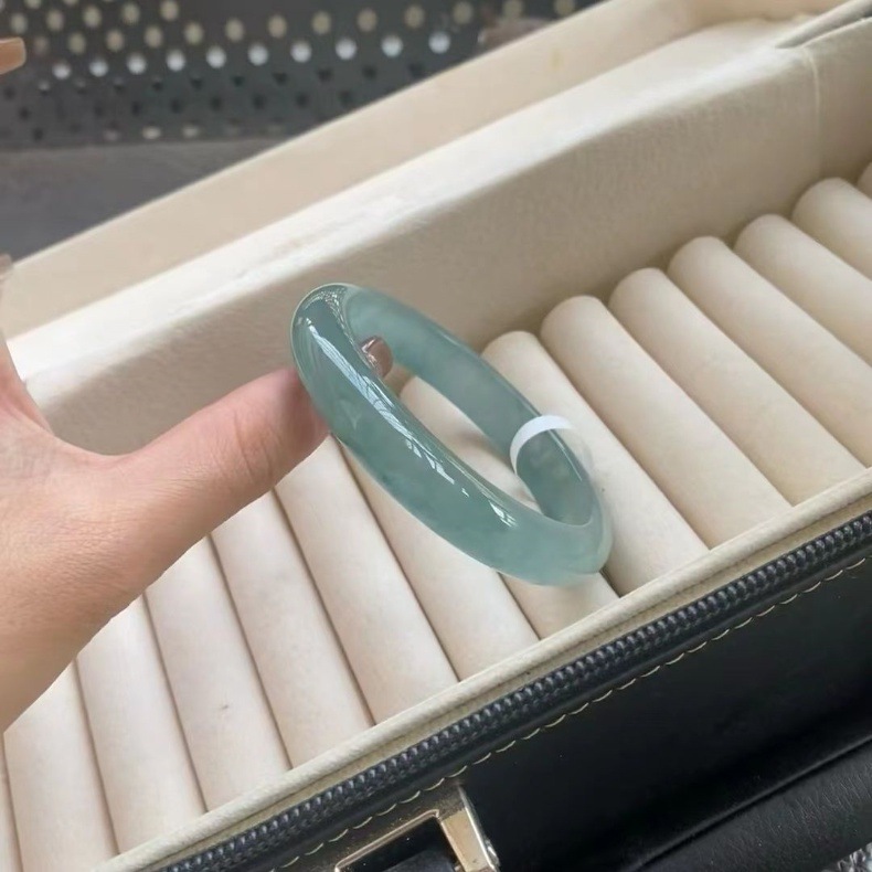 Vòng tay ngọc bích tự nhiên Myanmar cấp 5A màu xanh tươi mát, đường kính trong 52–64 mm chi tiết 1