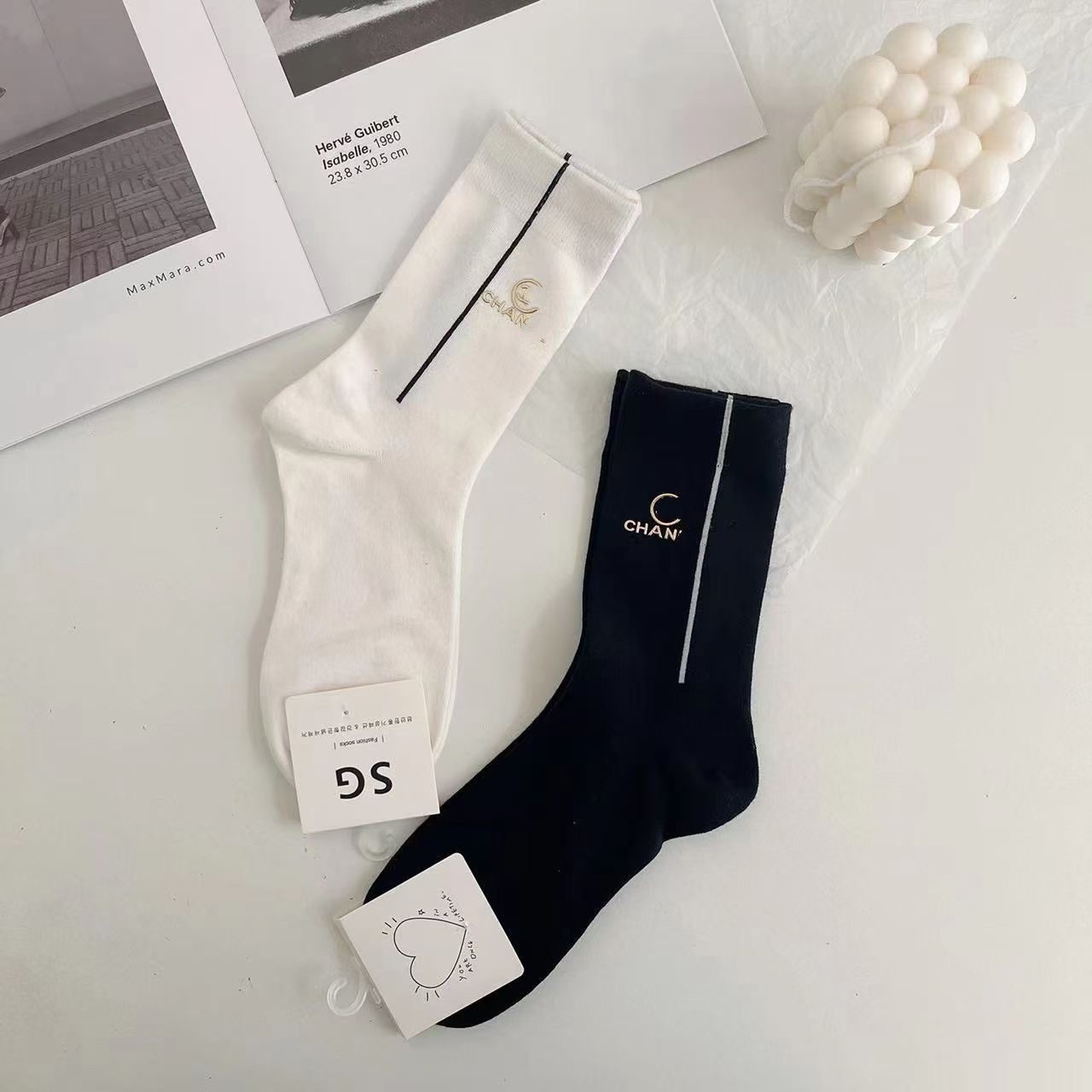 Chaussettes mi-mollet en cuir gaufré faites à la main, marque tendance 2025d, rayures noires et blanches, unisexes, pour couple_voghion.com