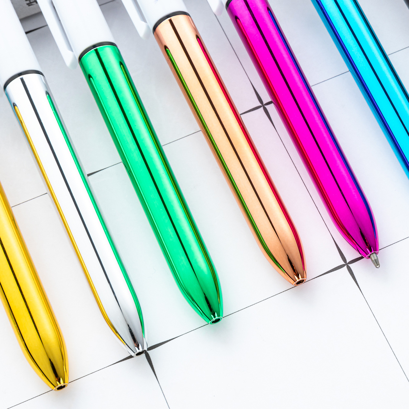 bolígrafo de bolas galvanizado UV creativo cuatro en uno de acuerdo con los pincezos de la cuenta práctica de los estudiantes clave bolígrafo de marca de regalo bolígrafo publicitario