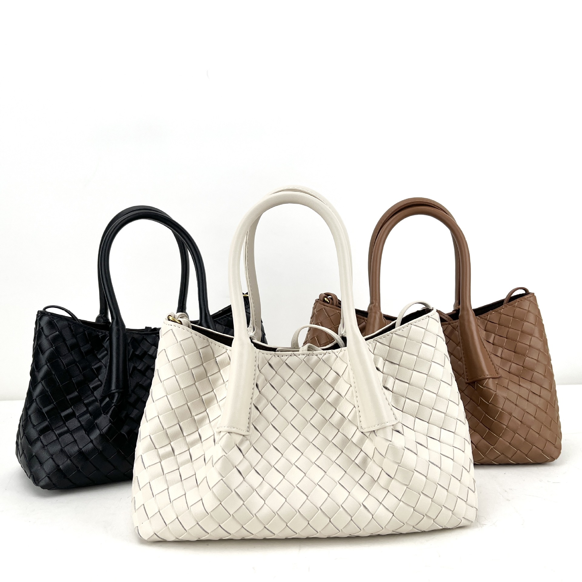 2025 New Cowhide Woven Handbag Niche Fashion Shoulder Crossbody Bag Women's Banquet Envelope Bag - Thumbnail 2