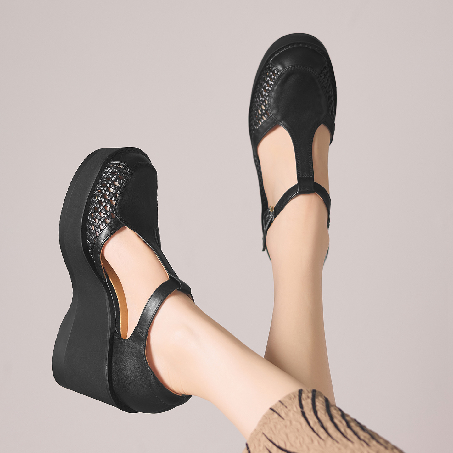 Sandal nữ cao gót đế dày 9,5 cm quai ngang khóa T — đen