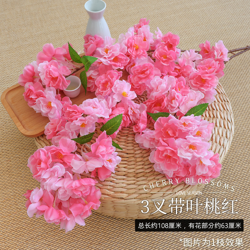 잎이 있는 포크 3개 핑크색