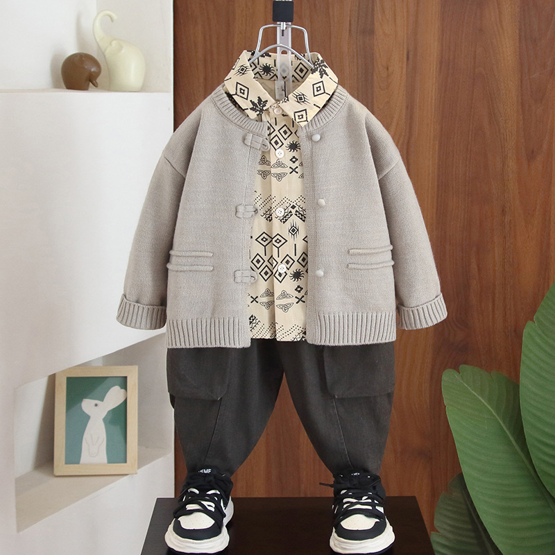 5728 Traje de otoño para niños 2025 Nuevo estilo Estilo occidental Chaqueta de suéter para niños Traje de tres piezas Ropa de primavera y otoño para niños