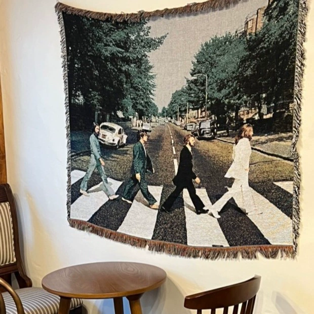 Картина глиф Beatle Crossing the Road