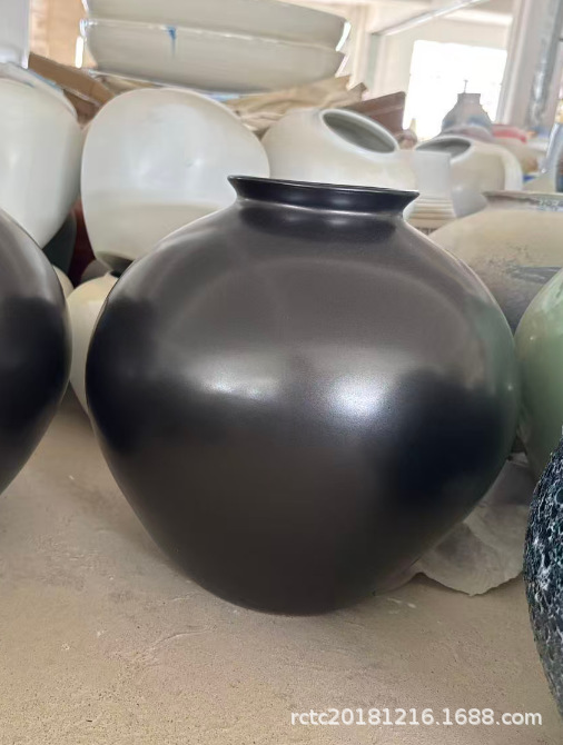 검은색 공. 높이 30cm, 폭 30cm, 입구 지름 10cm.