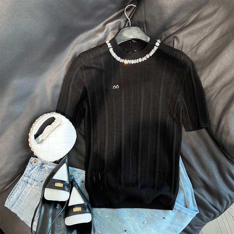 精致单品~夏丝滑冰丝混纺针织T恤钉珠水钻领圈金属徽章小短袖微胖