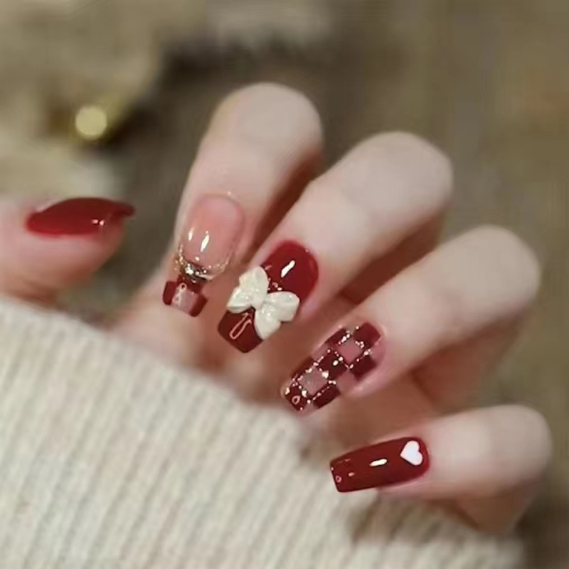 Uñas de desgaste hecho a mano al por mayor Pequeño Libro Rojo TikTok flash plata caliente mariposa pieza de uñas parche de uñas portátil