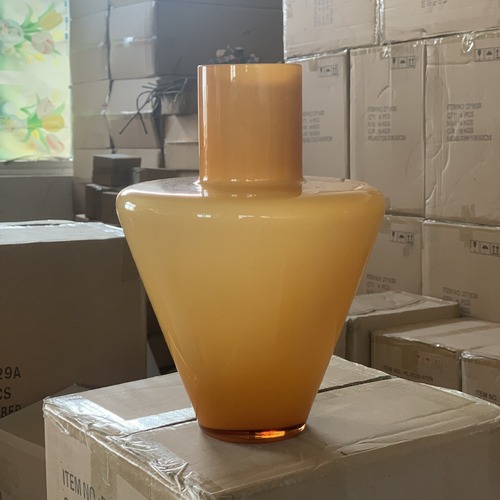 Mid-century American retro caramel-colored inverted triangle glass large vase luxury home sample room dining table decoration