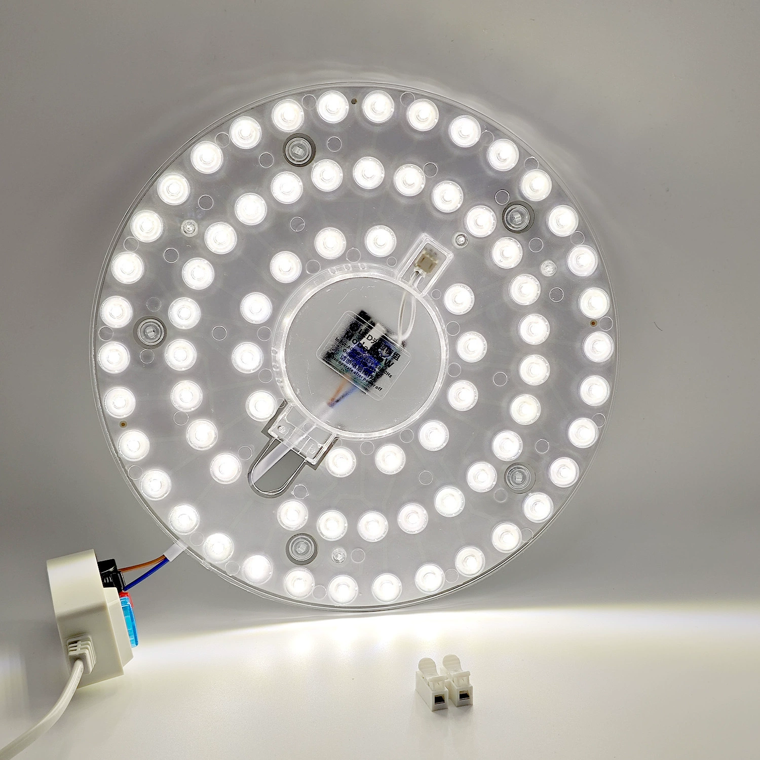 Светильник потолочный LED, источник света, линейный свет, сменные магнитные аксессуары, три цвета, защита глаз, комфортный световой спектр