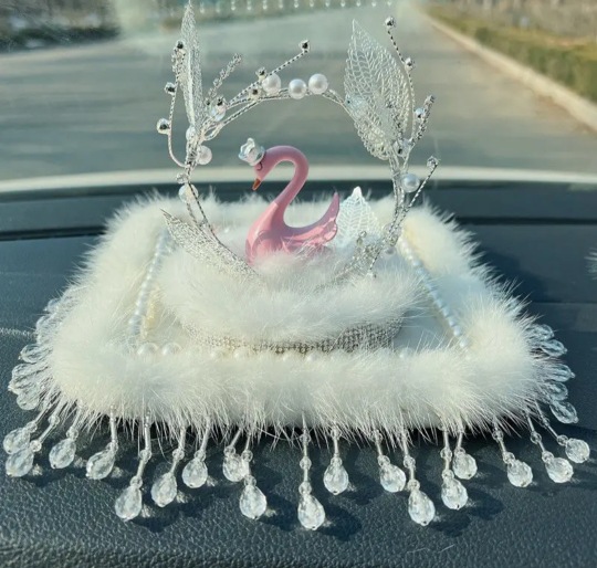 Ocean Girl accesorios de automóviles colchón de plumas rojas en línea pequeño libro rojo recomienda la corona de accesorios de automóviles decoración interior del automóvil
