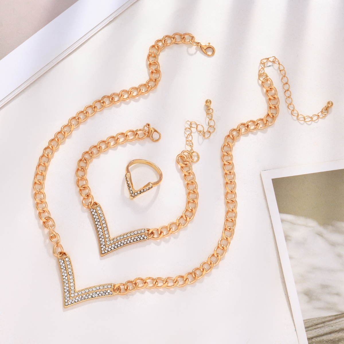 Europa y América personalidad transfronteriza diseño geométrico collar en forma de V pulsera anillo conjunto femenino diamante cadena clavícula image 3