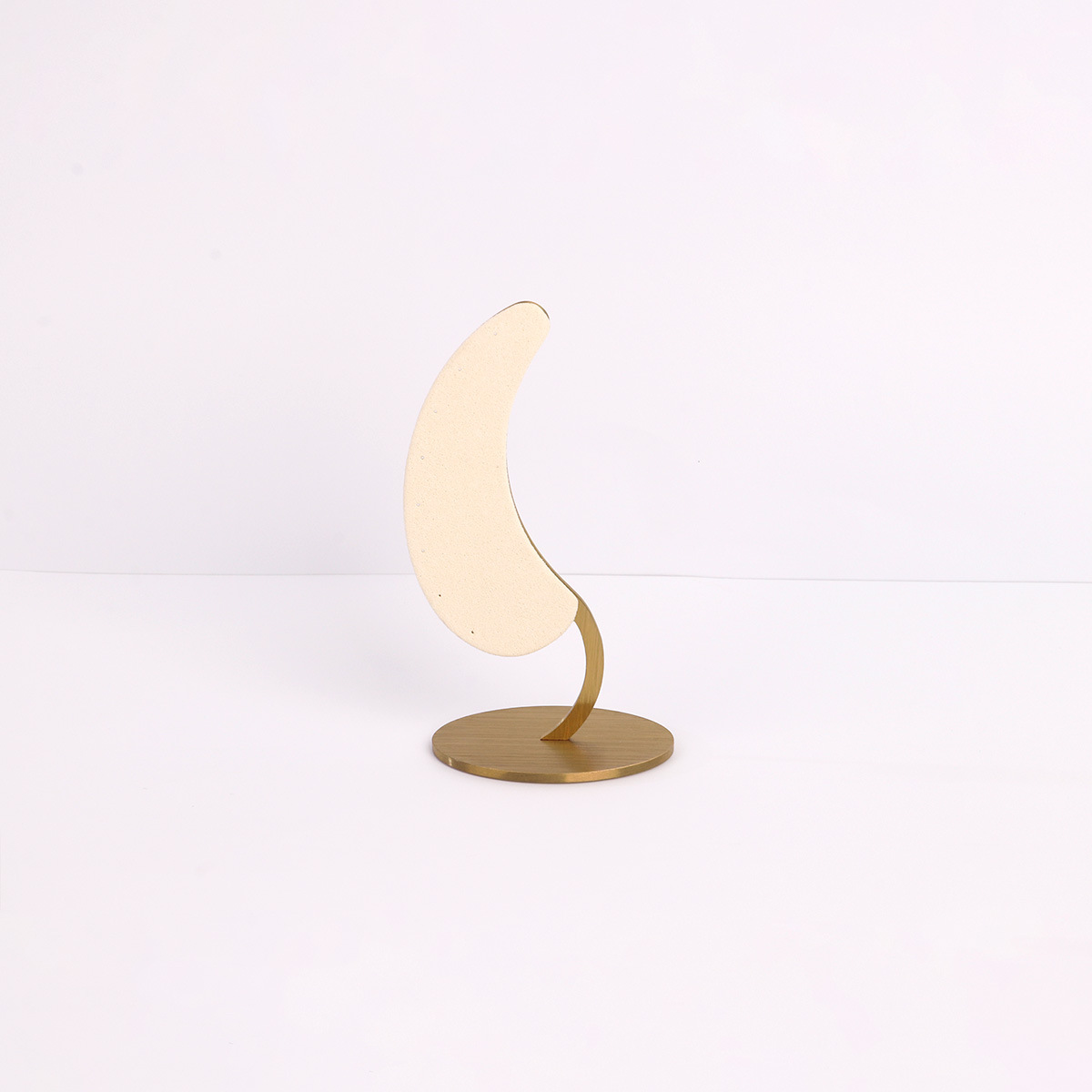 �������չʾ�ܶ��������������ɼܳ��м���Ʒ�ڼ��鱦չʾ����