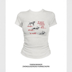 アメリカの甘辛風ギャルは半袖のtシャツの女性を修理します。