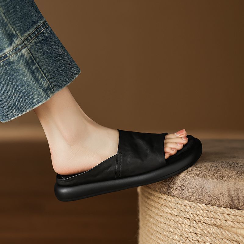 Sandálias de soleas suaves para mujeres 2026 verano nuevo tipo plano medio remolque zapatillas antideslizantes de alta calidad para mujeres