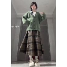 韩版慵懒风穿搭一整套绿色针织开衫毛衣+白色百搭上衣+格子半身裙